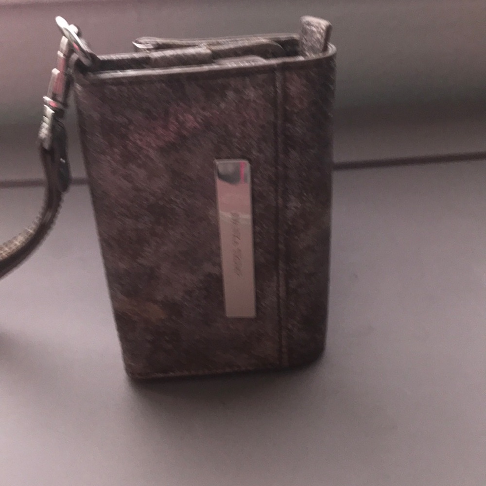 Wristlet!! Barely used!! In good condition!!